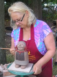 Mónica modelando una escultura